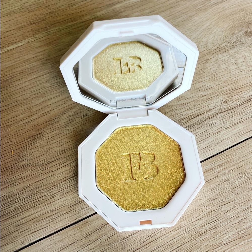Gold highlighter Fenty Beauty